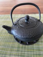 Japanischer Teekrug Gusseisen, Fischmotiv