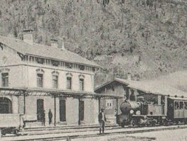 BEVER: 2Bild-AK mit Bahnhof und Zug Albulabahn 1905