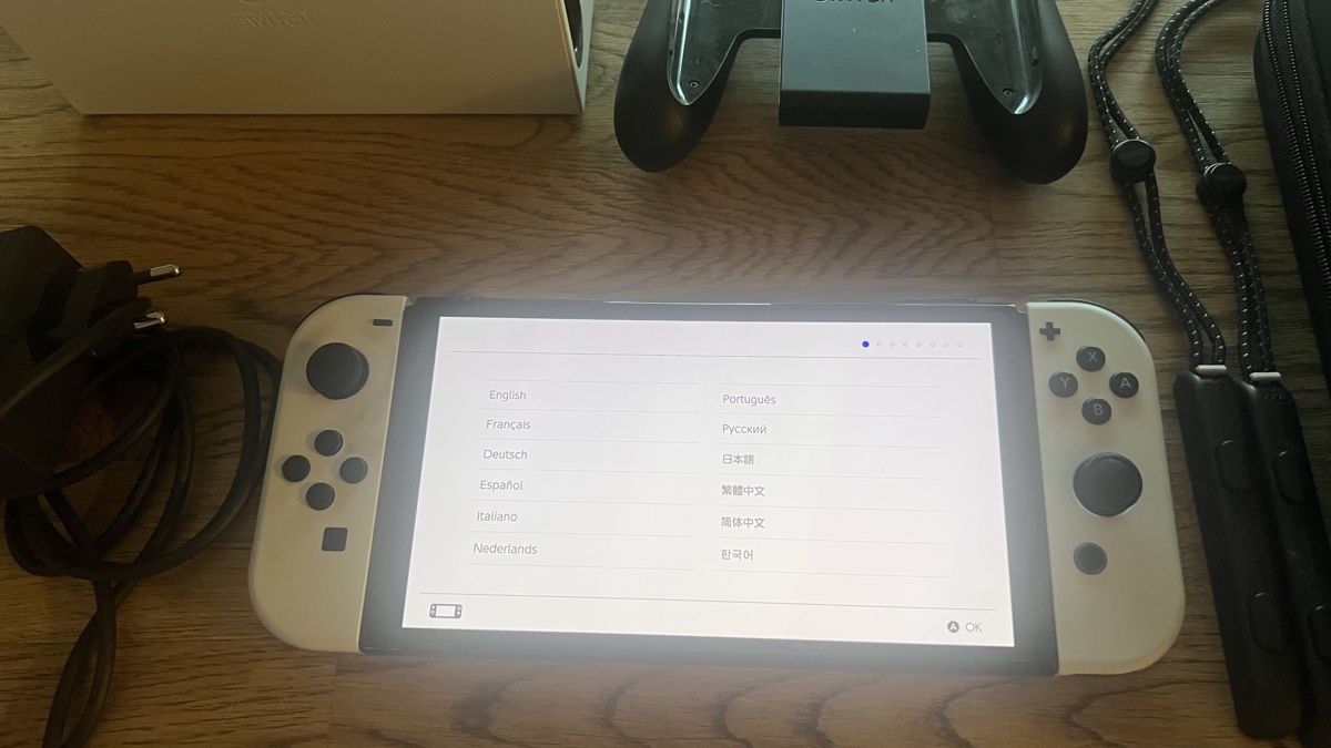 Nintendo Consoles: Nintendo Switch OLED mit Zubehör  – D'occasion à Lauerz par Zauberwald87 3