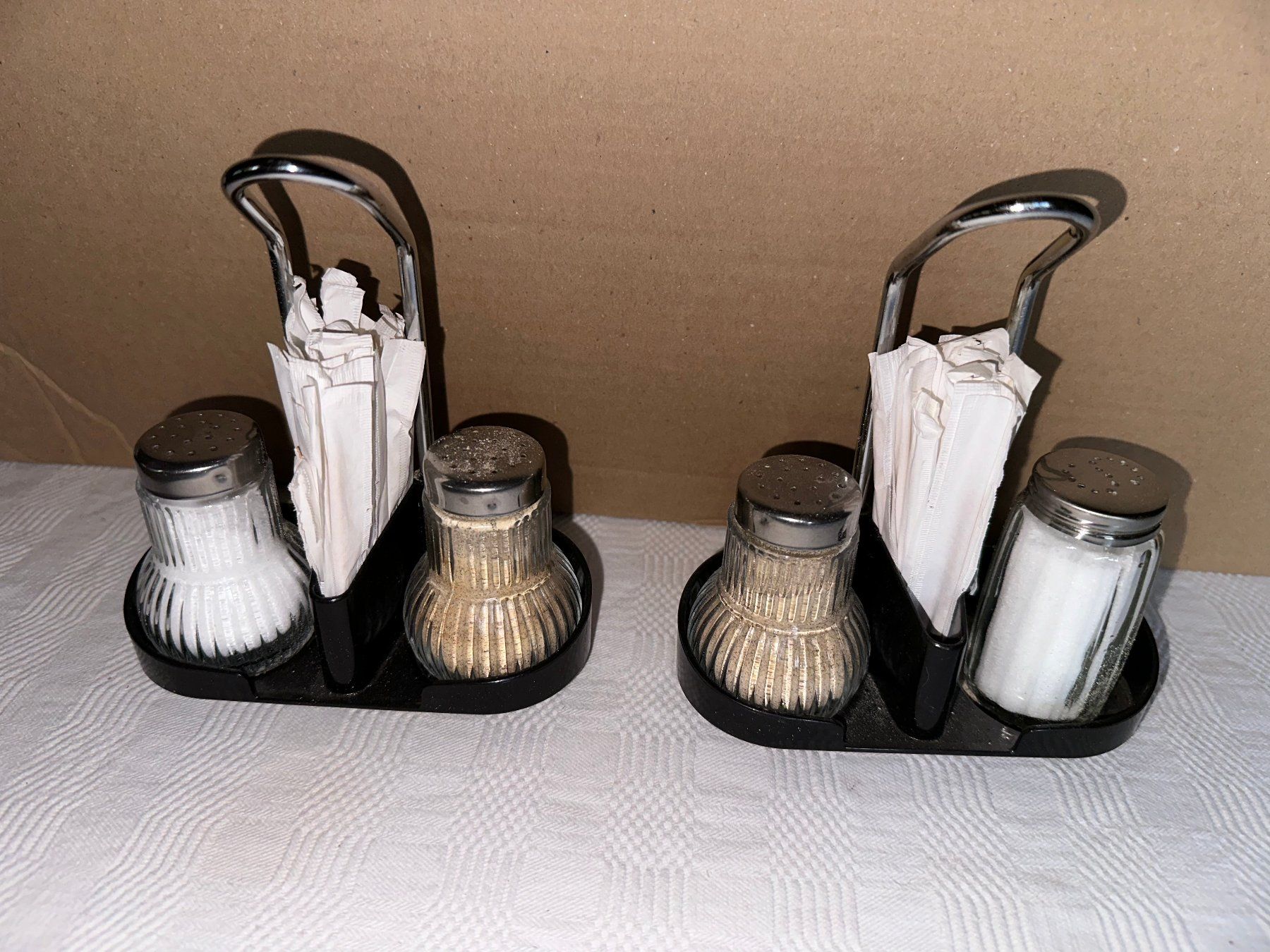 Set di piatti: 2 ensembles de table poivre et sel – Usato da Ste-Croix venduto da mjmg