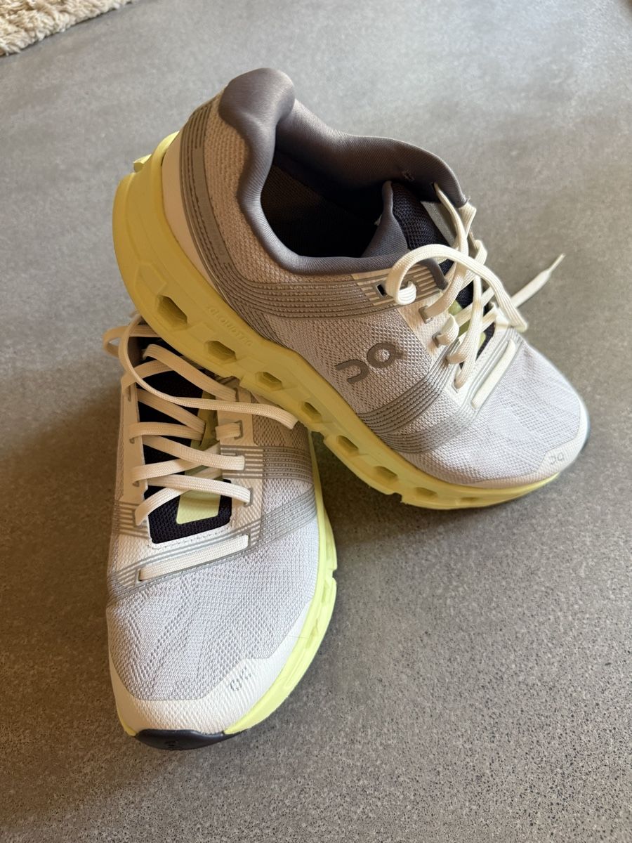 On Chaussures femmes: ON Cloud Schuhe  Damen Grösse 39 – D'occasion à Maienfeld par griti666 1