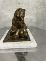 Antiker Bärenfigur mit Ball aus Bronze auf Marmorsockel