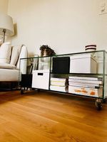 Johann Jakob Glaskommode / Auf Räder & mit Drehscheibe