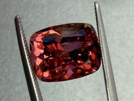 TURMALIN    orangy / pink  cushion   5.85cts  Nigeria