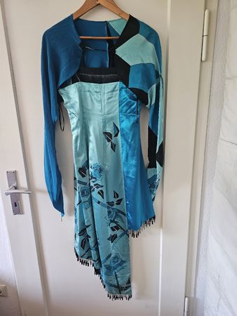 Einmaliges Seidenkleid mit Swarowski Steinen 36