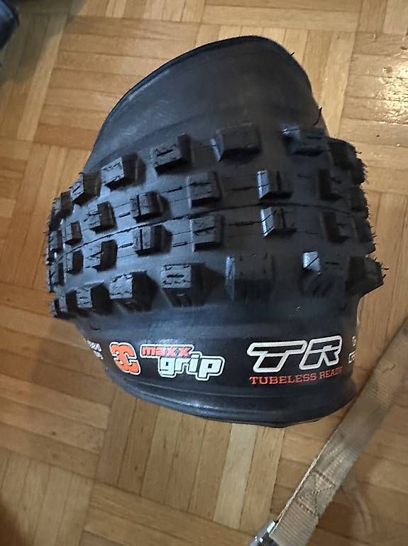 Pezzi di ricambio: Maxxis High Roller 27.5 x 2.4 Maxxgrip DH Neu – Usato da Wollerau venduto da Porscheteil 1