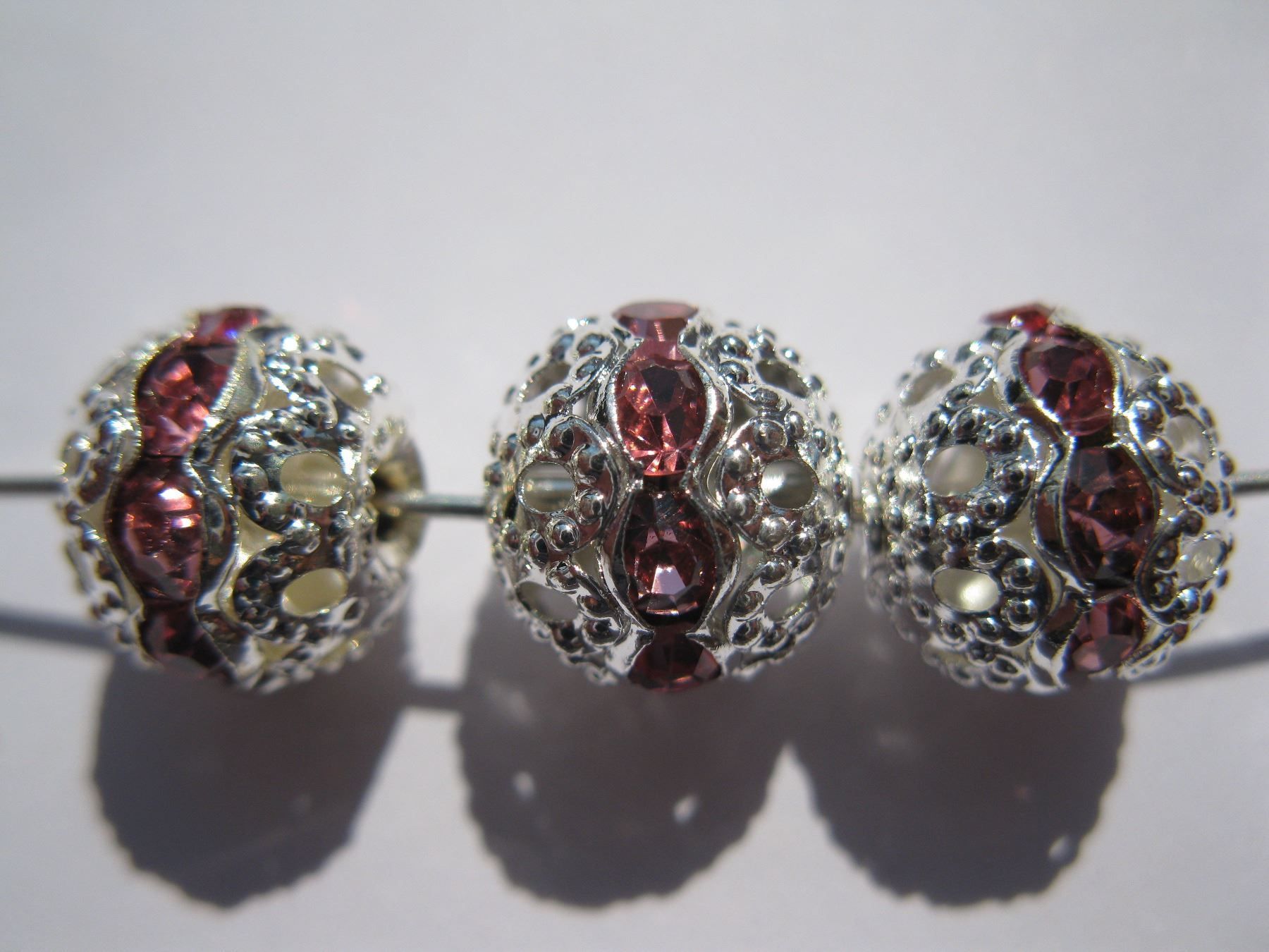 Perle (finte): 3 Filigrane Metallperlen, versilbert, mit rosa Strass, 10mm – Nuovo e nell'imballaggio originale da St. Margarethen TG venduto da LuanaKa