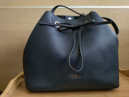 Furla Ledertasche Marineblau mit Zugband wie neu