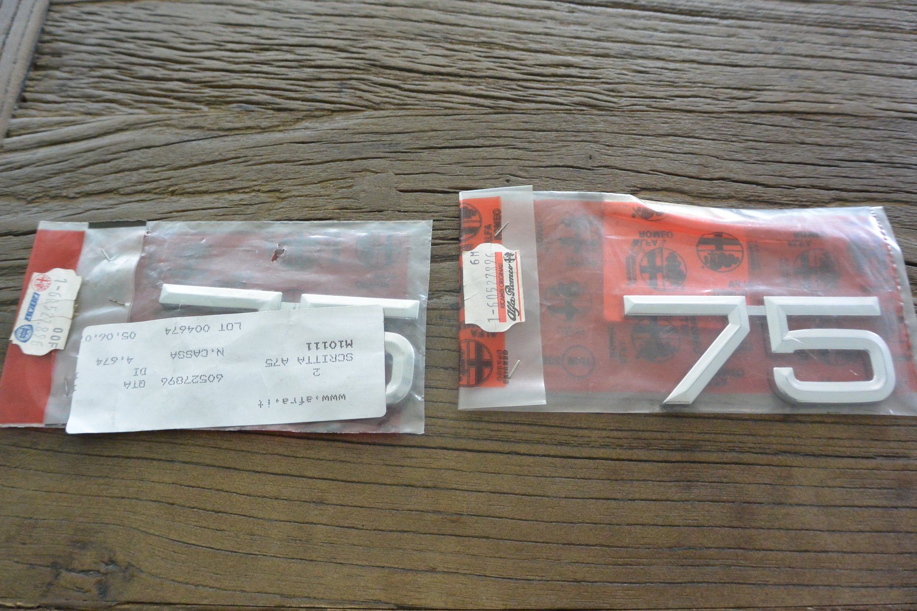 Alfa Romeo Tutti pezzi di ricambio auto: ALFA ROMEO 75      EMBLEM – Nuovo e nell'imballaggio originale da Laupen ZH venduto da Tremila
