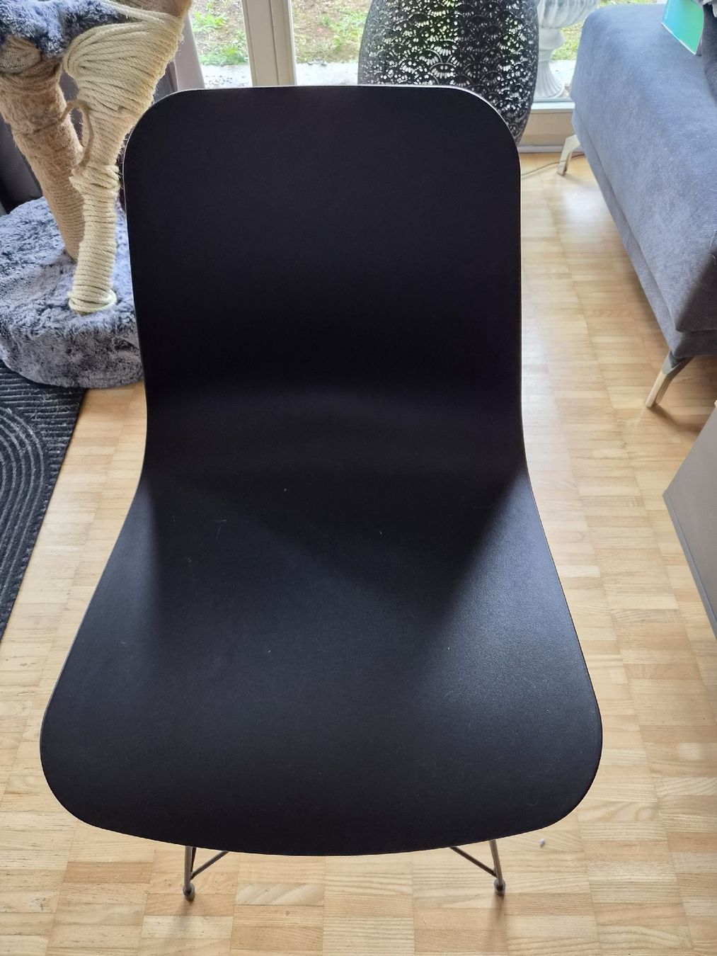 Chaises: Stuhl schwarz mit Metallgestell  – D'occasion à Jona par ramona024 2