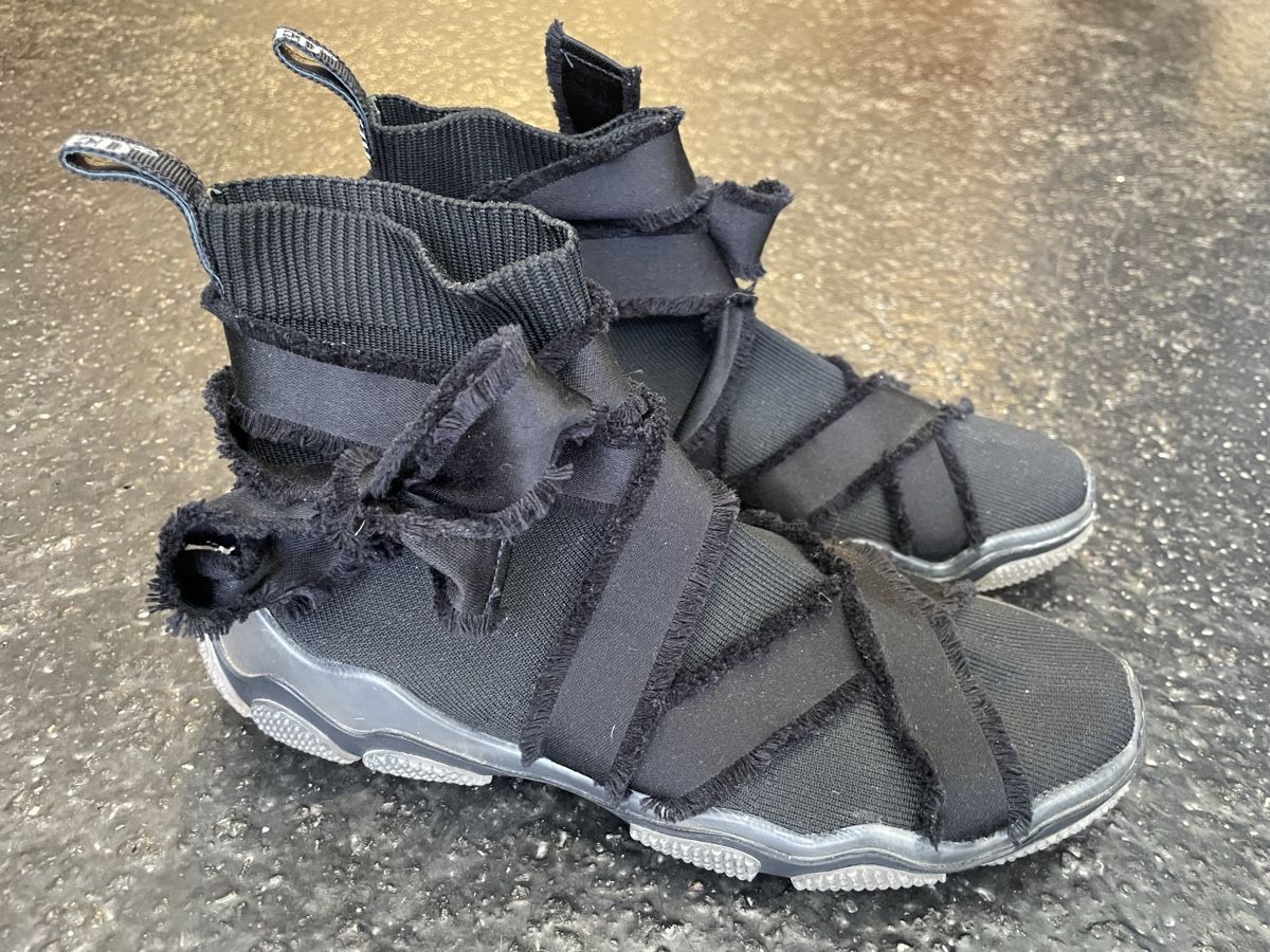 Valentino Damenschuhe: Red Valentino Stoff Turnschuhe schwarz – Gebraucht aus Windisch von rascale