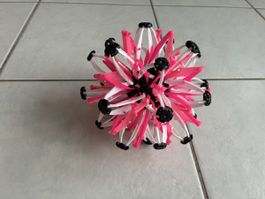 Zauberball, Ball der sich aufklappt b. werfen pink weiss 