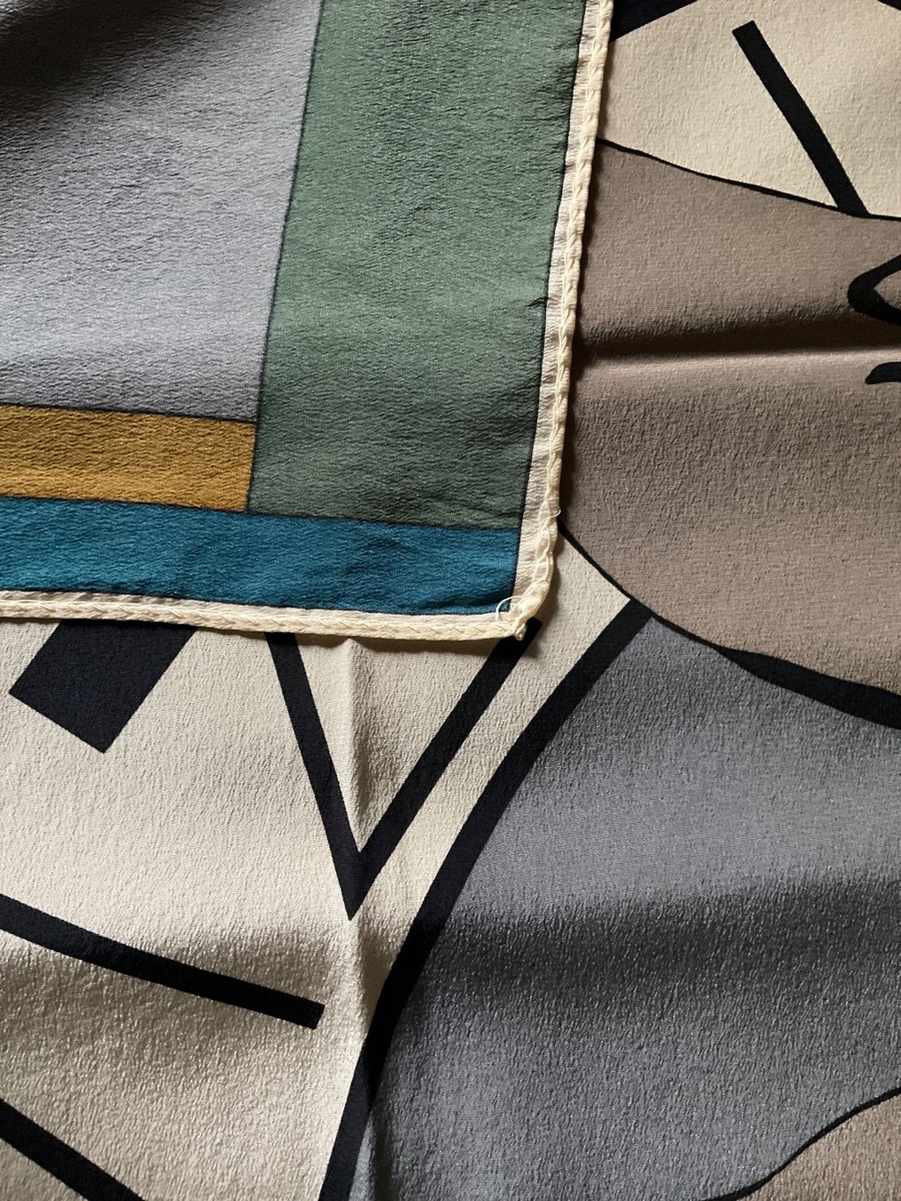 Foulard & Sciarpe: Seide Carré Krizia Vintage – Usato da Biel/Bienne venduto da heygio 2