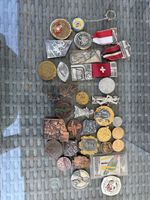Sammlung Abzeichen Medaillen Anstecknadeln diverse Stücke