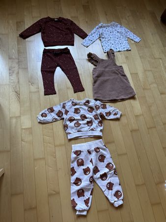2 Sets mit Hose und Shirt + Kleid mit Shirt, Grösse 80/86