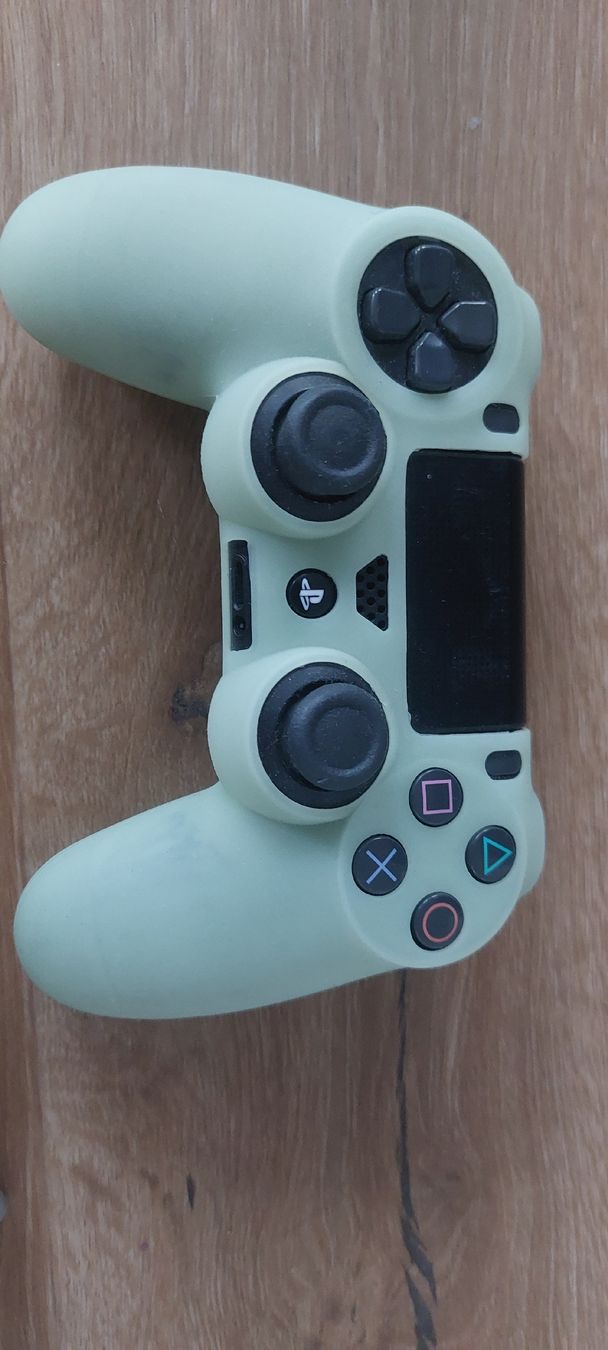 Sony Console: PS4 Pro mit 2 Controllern,  🎮 – Usato da Grosshöchstetten venduto da ali_5x2c 1