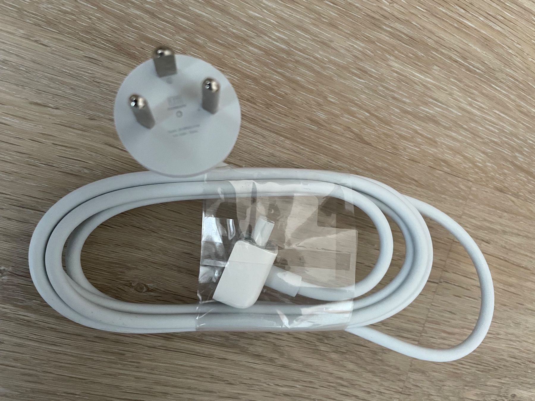 Apple Cavi: Apple Stromkabel Ladekabel Netzteil – Nuovo e nell'imballaggio originale da Elgg venduto da Charts 1