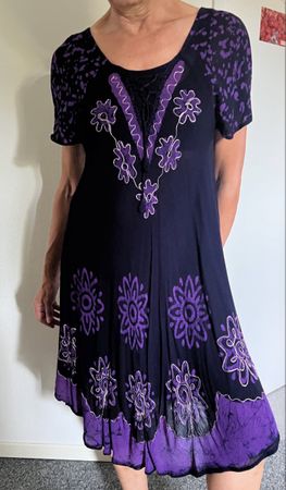 Damen Sommerkleid violett schwarz mit Blumenmuster