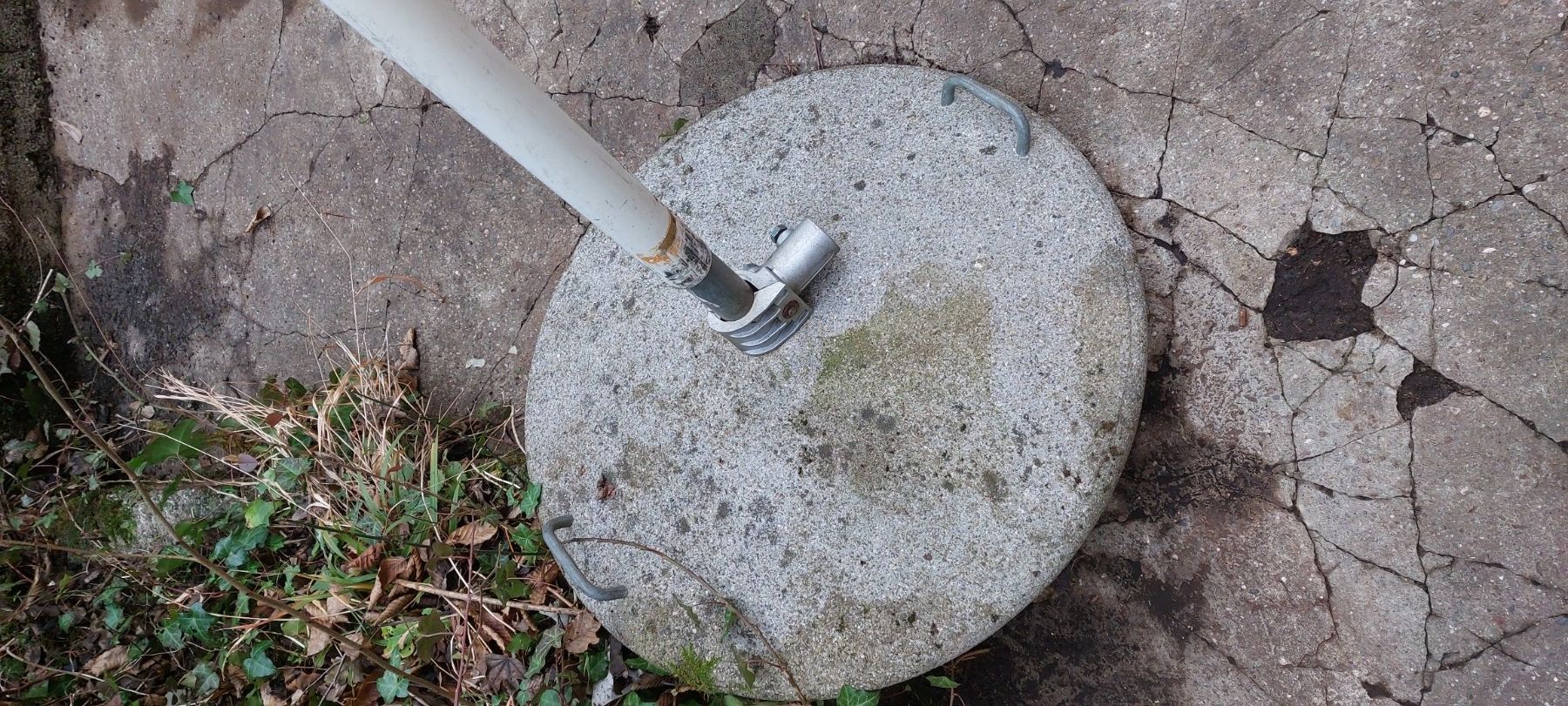 Sonstiges: Robuster Sonnenschirmständer aus Beton – Gebraucht aus Brislach von ericCH