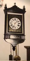 Antike Wanduhr mit römischen Ziffern und vergoldeten Ornamen