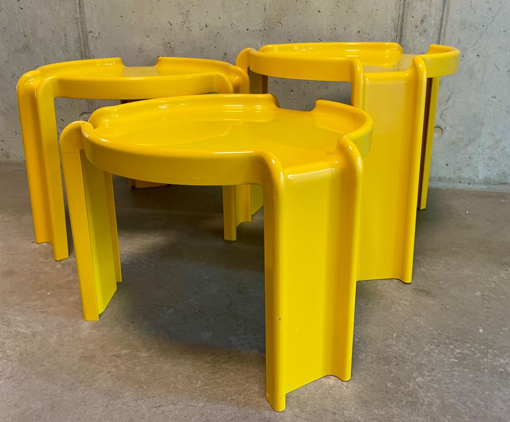 Kartell Tavoli: KARTELL Giotto Stoppino Set Nesting Coffee Table gelb – Usato da Zürich venduto da starch.studio 1