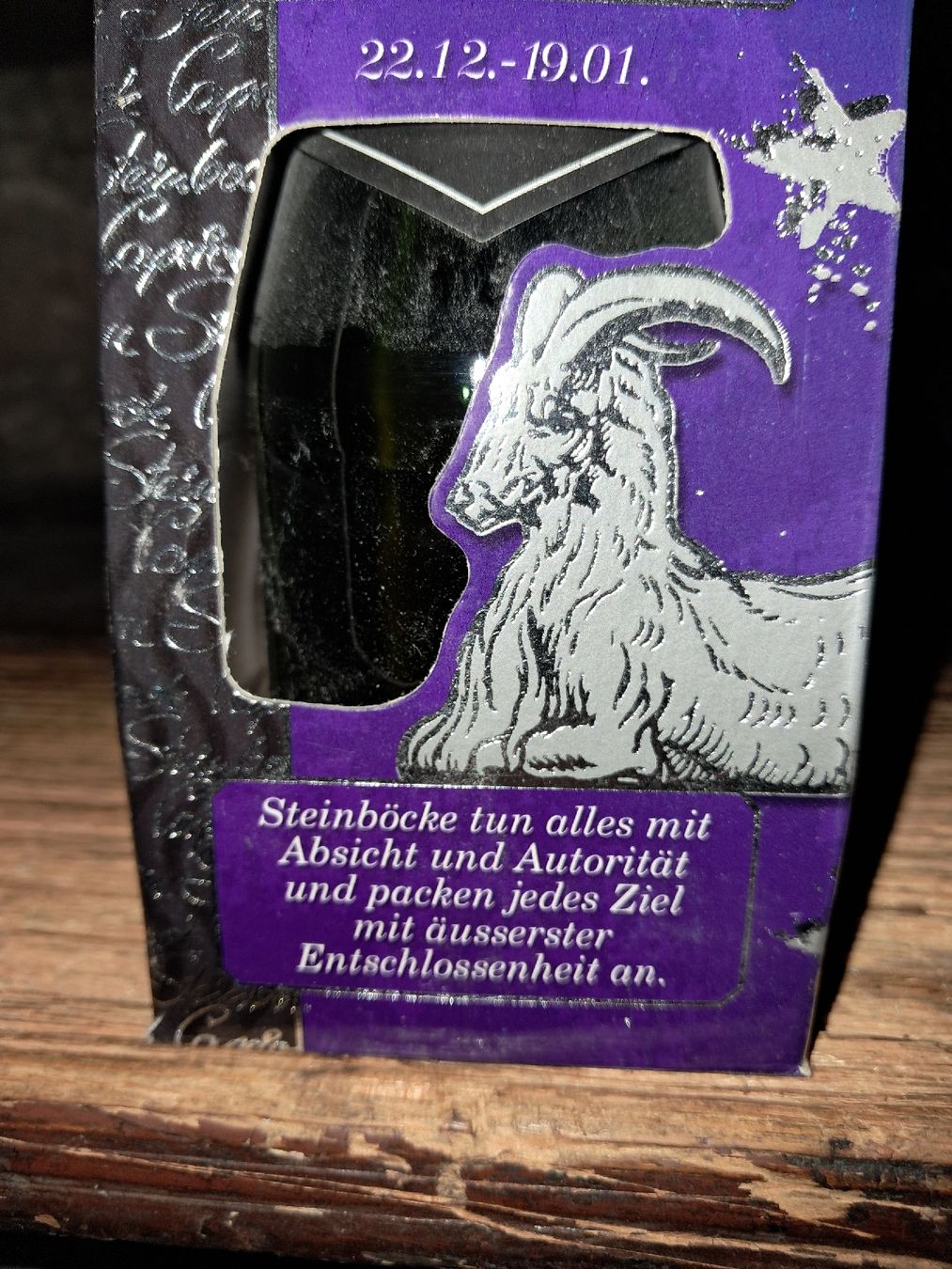 Vino: bouteille présentée comme un cadeau sur le thème du signe as – Nuovo e nell'imballaggio originale da Le locle venduto da juliensaran 2