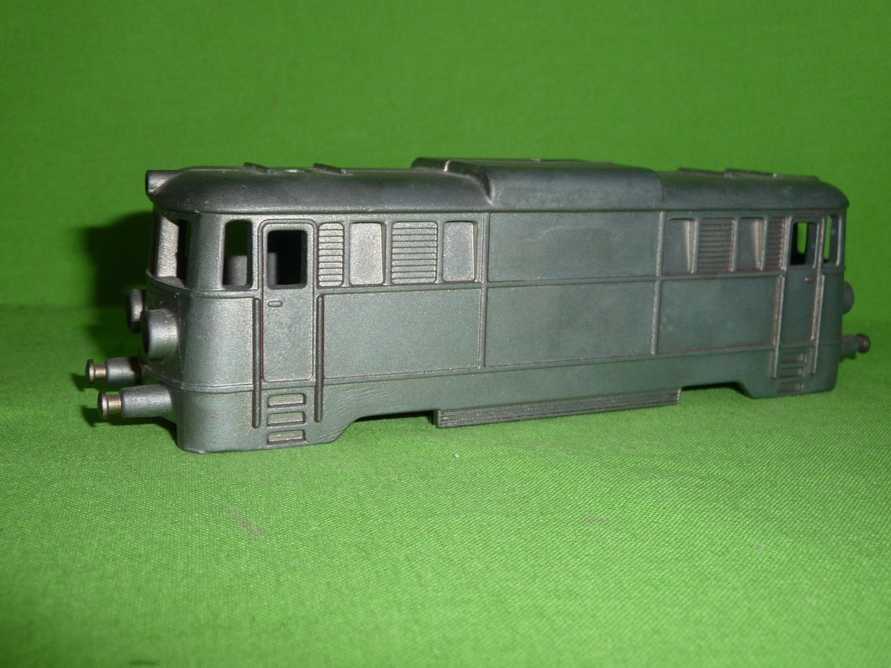 Modelleisenbahnen: Schweizer JUNIOR Lok; nur GEHÄUSE ROHLING mit Puffern – Gebraucht aus Winterthur von Ricardo211 1