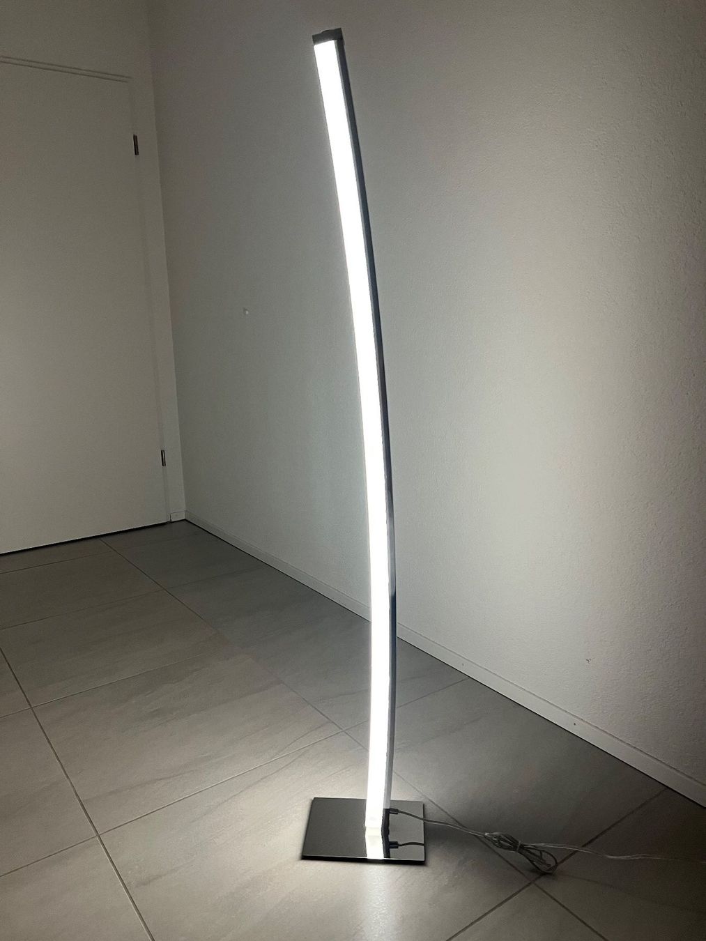 Lampes: Stehlampe LED gebogen chrom moderner Stil – D'occasion à Uetendorf par steimar 2