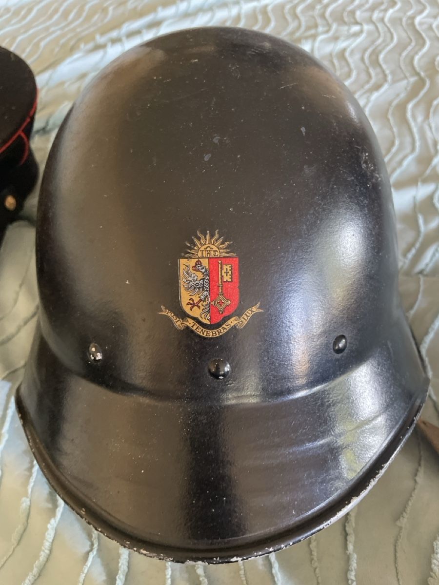 Uniformes: Uniforme complet pompier ensemble veste pantalon casque – D'occasion à Meyrin par jul_km5p 1