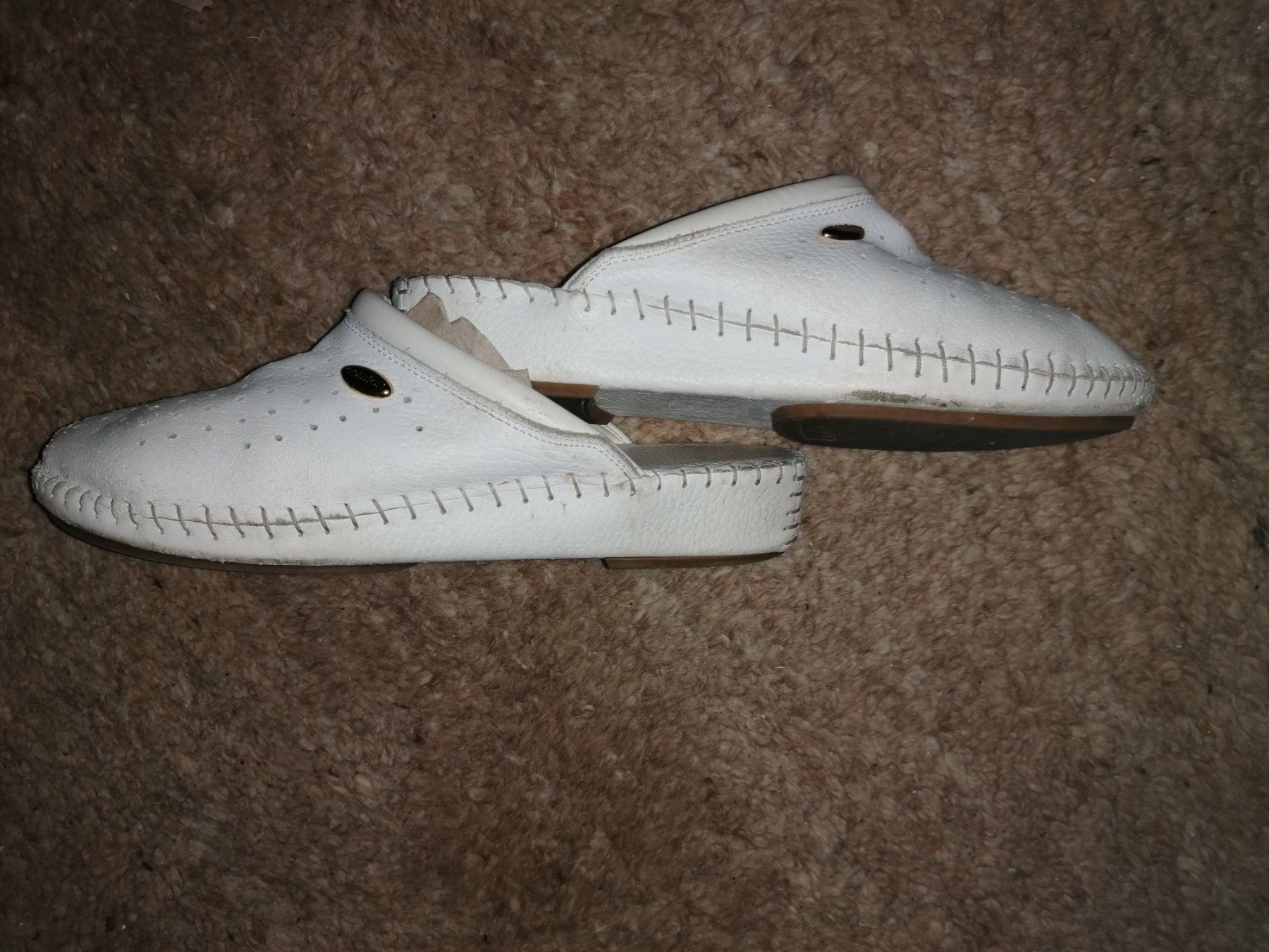 Scarpe da donna: Pantoffeln weiss Gr. 40 – Usato da Aeugst am Albis venduto da Stevens4 1