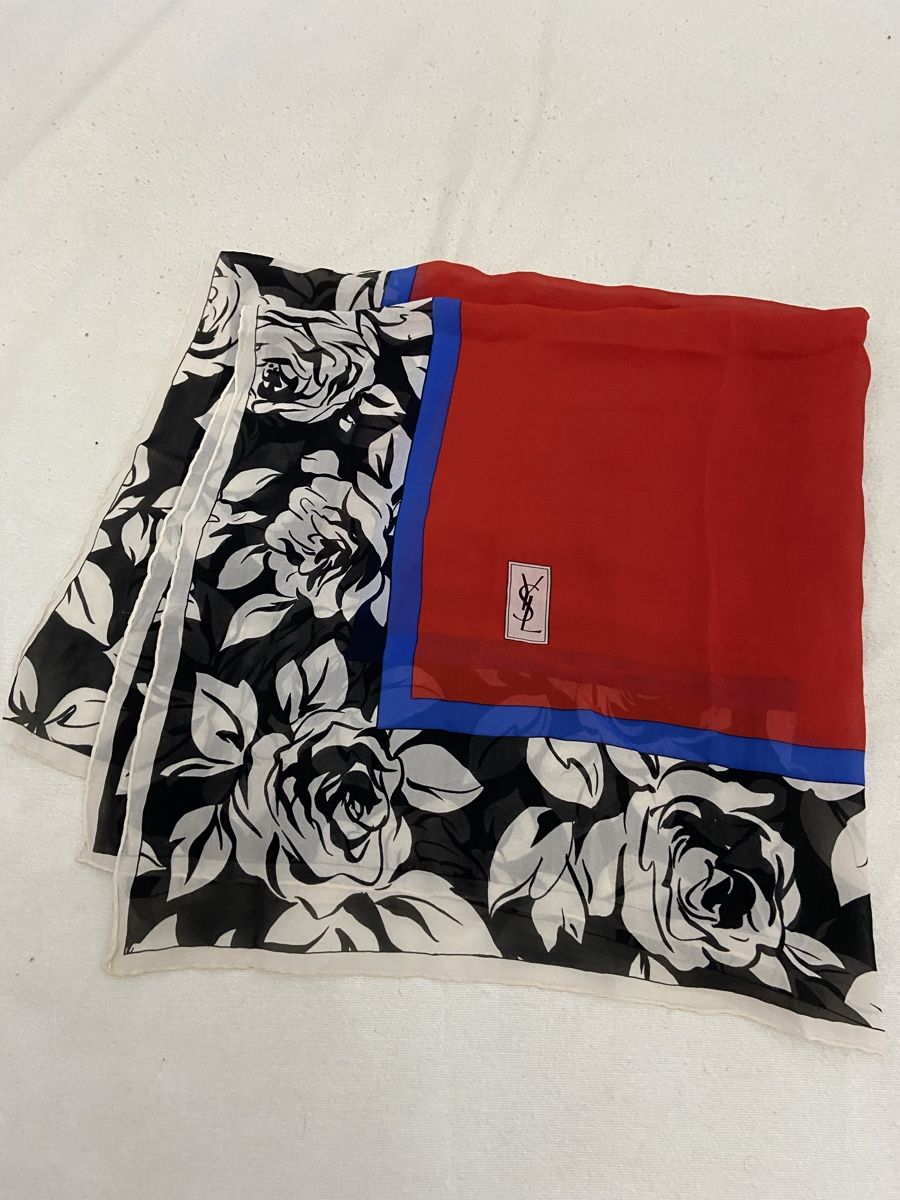 Saint Laurent Foulard & Sciarpe: Foulard Yves saint Laurent – Usato da Montreux venduto da Perledor 4