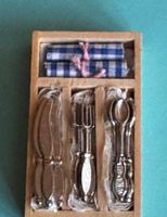 Schachtel mit Besteck Holz, Stoff und Metall Puppenhaus