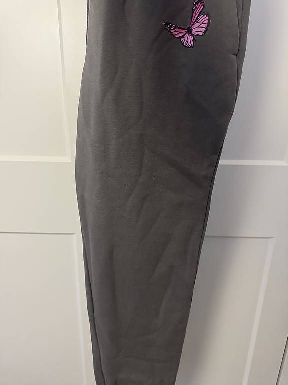Pantaloni: Jogginghose – Usato da Luzern venduto da _.Horizon._ 1