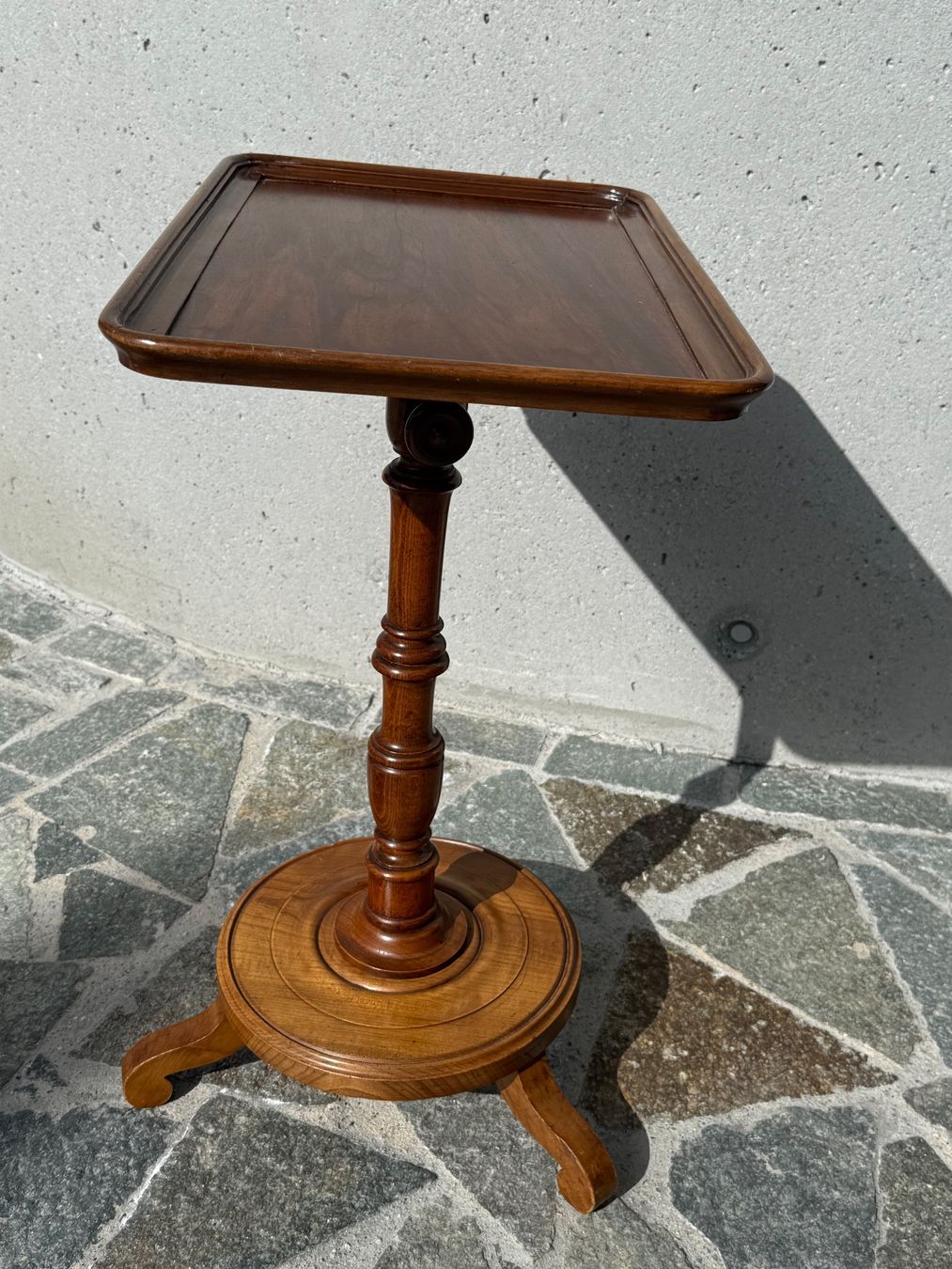 Tavoli: Stehtisch Holz Nussbaum antik – Usato da Jenins venduto da Pas_colin 1