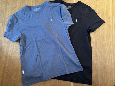 Zwei NIKIN T-Shirts 