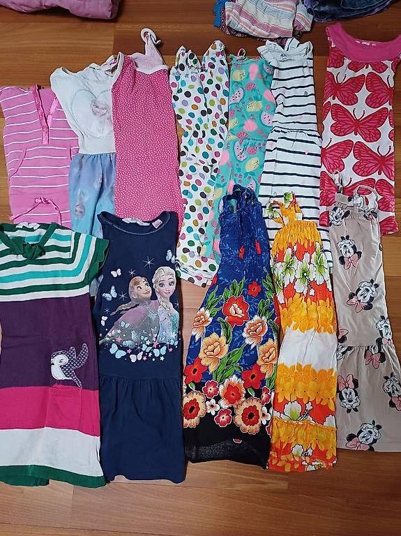 Lotti & Set di vestiti: 43teiliges Kleider Set, Gr. 110/116, Mädchen – Usato da Fehraltorf venduto da Sato01 3