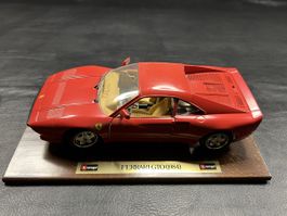 Ferrari GTO 1984 rotes Modellauto auf Holzsockel