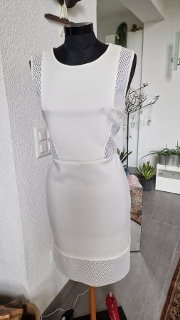 Spezielles Kleid mit transparenten Einsätzen von AMISU