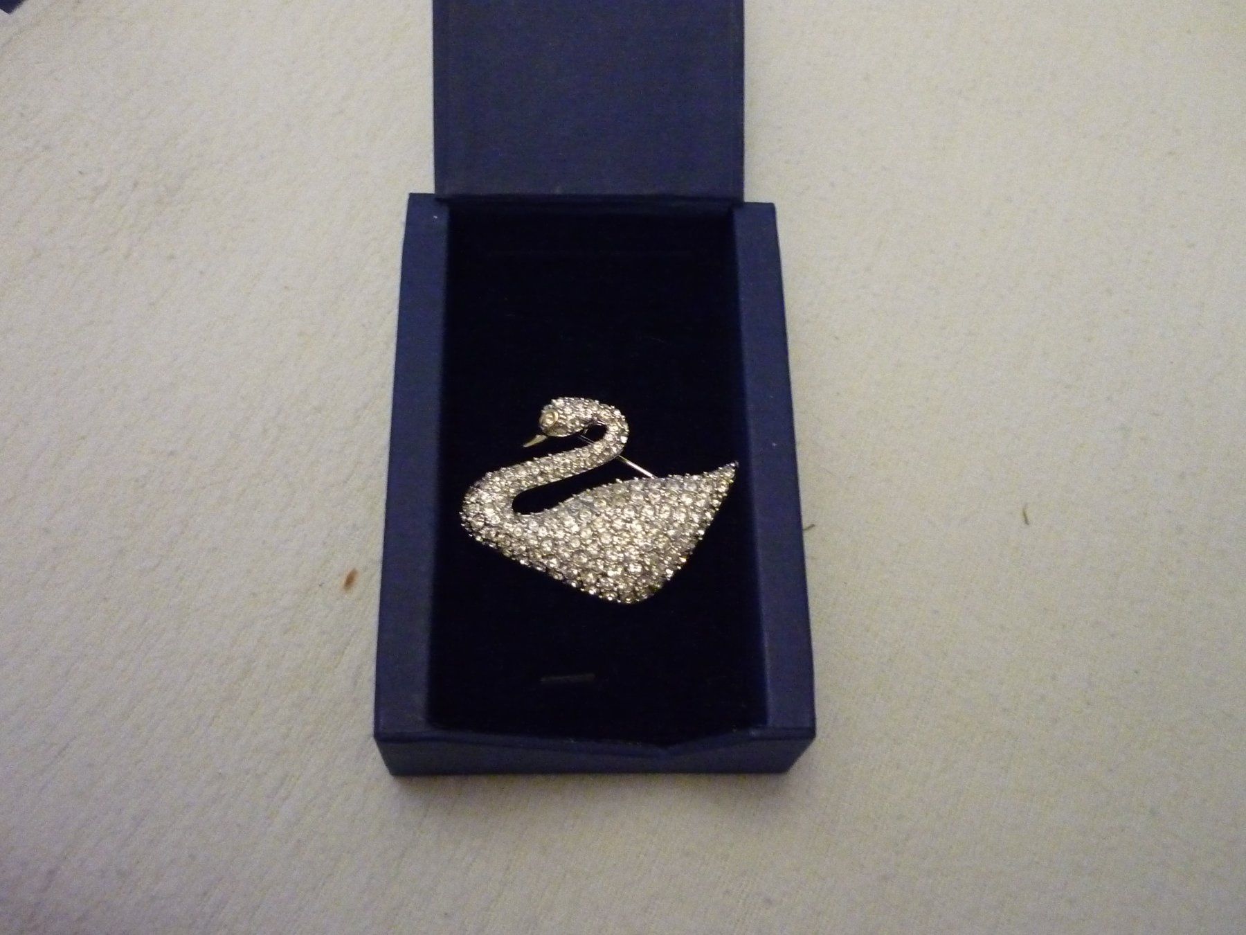 Swarovski Spille & Fermagli: Swarovski Brosche Schwan – Usato da Vaduz venduto da red94angel