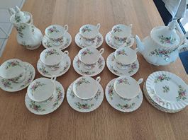 Set à thé porcelaine Royal Albert. Perfect condition.