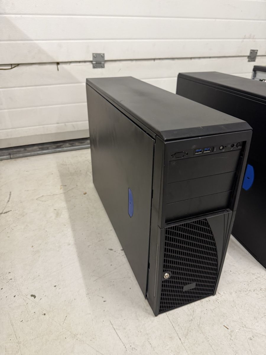 Server: Server Gehäuse Teile Festplatten RAM Konvolut – Usato da Amriswil venduto da nat_8mxt 2