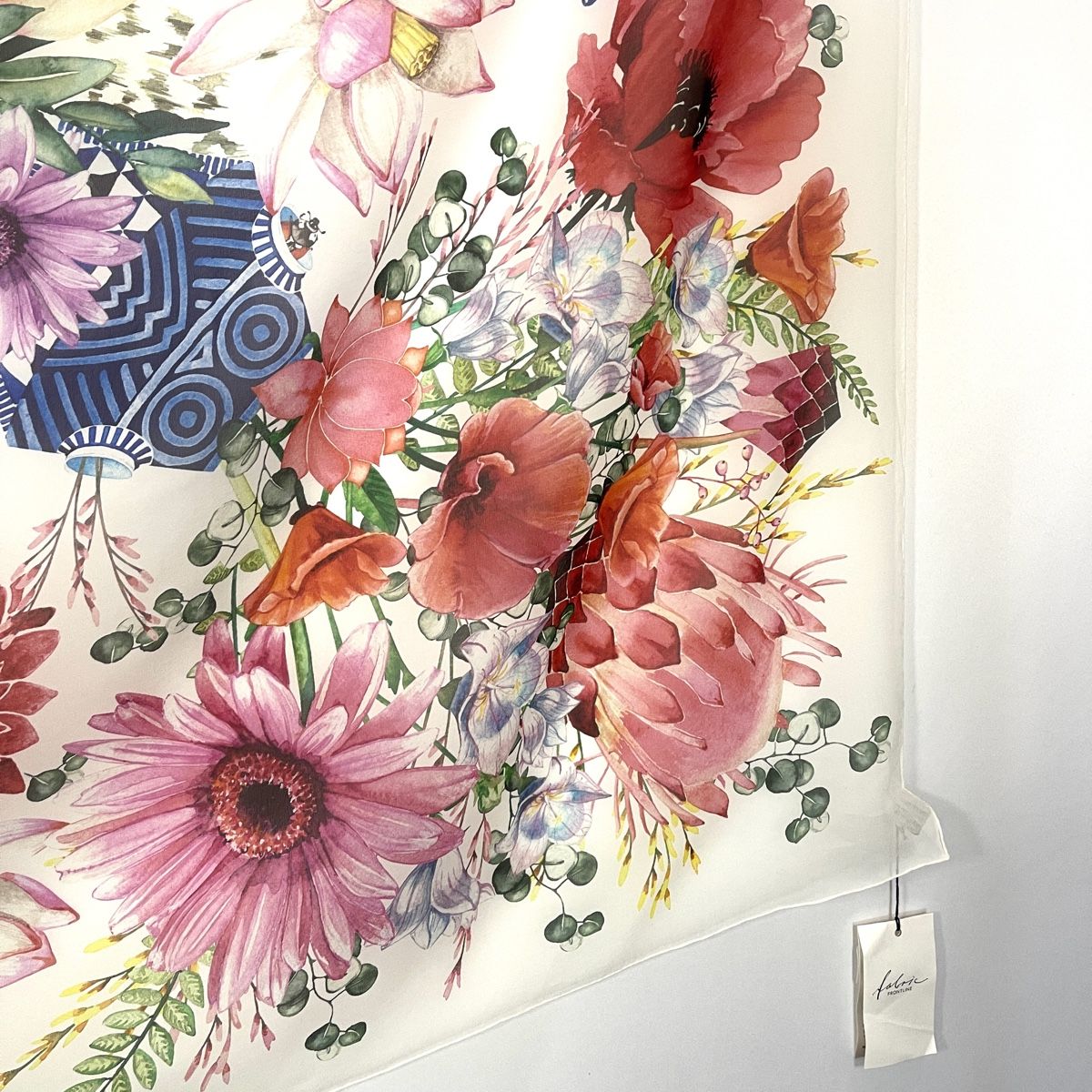 Fabric Frontline Foulard & Sciarpe: FABRIC FRONTLINE New Large Handpainted Silk Scarf – Nuovo e nell'imballaggio originale da Emmen venduto da Nightingale_2022 5