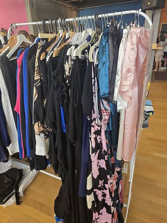 Lotti di vestiti: Vide dressing curvy taille 44-50  – Usato da Geneve venduto da Morgane_manto