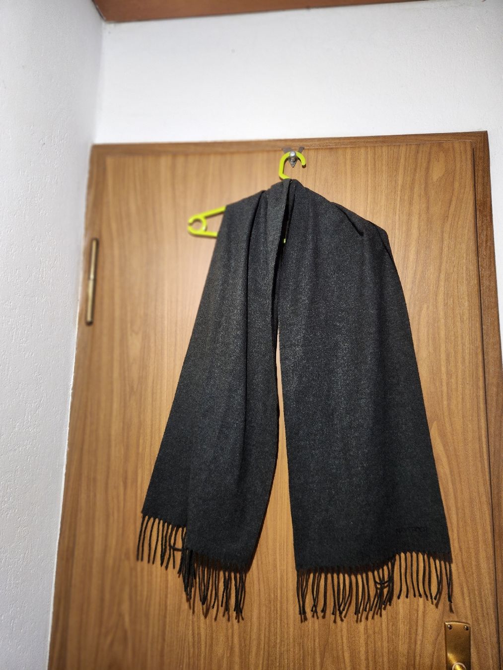 Navyboot Foulard & Sciarpe: Écharpe Navyboot gris foncé avec franges – Usato da Niedergösgen venduto da Eva2410