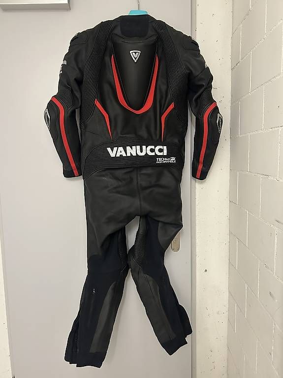 Lotti di vestiti: Vanucci Sportivo Lederkombi – Usato da Opfikon venduto da B777-1