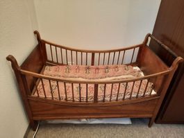 Kinderbett aus Holz (5 Generationen alt)