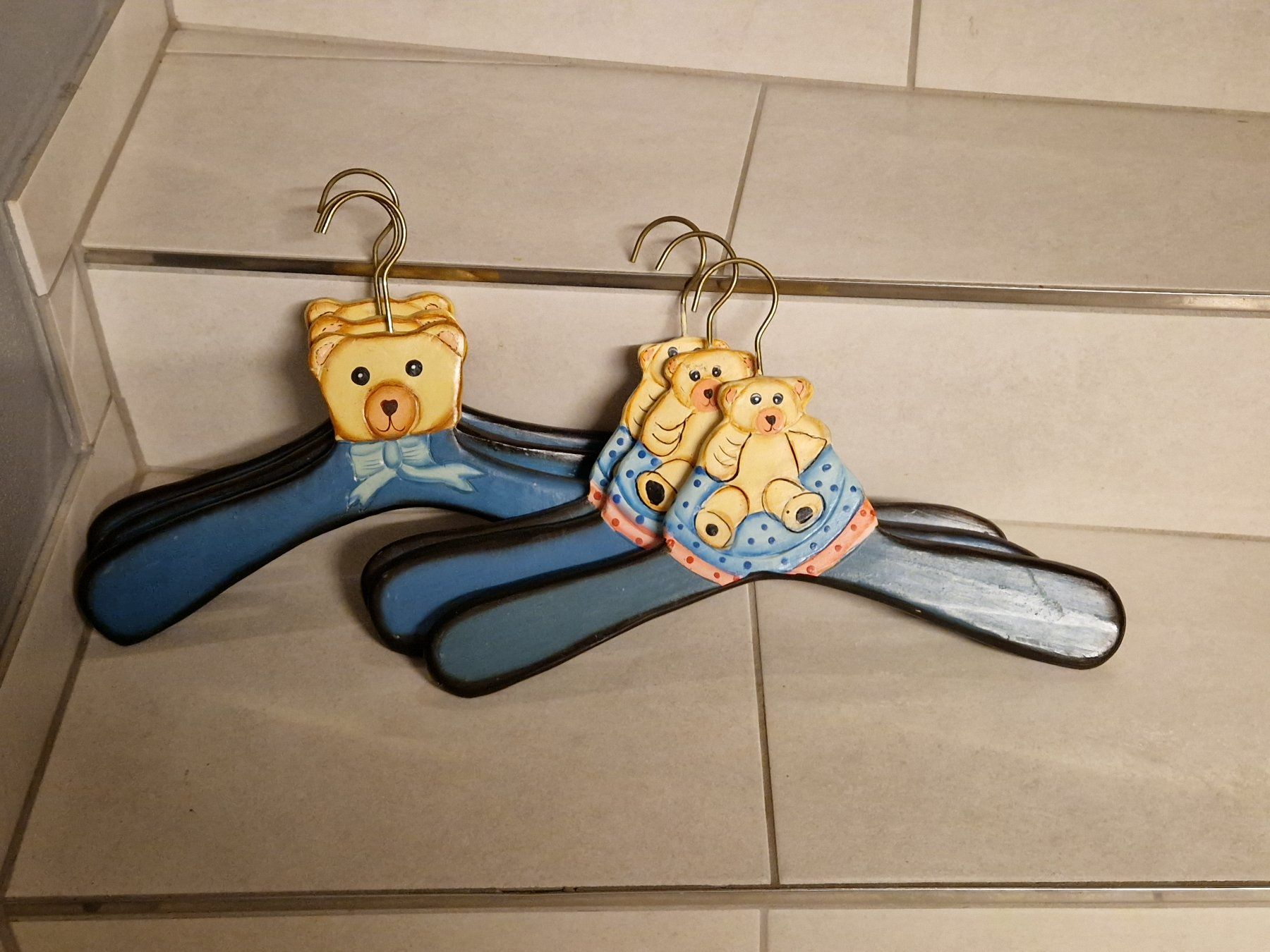 Appendiabiti: Kleiderbügel Holz mit Bärlimotiv – Usato da Hombrechtikon venduto da Vre_l9t8 1
