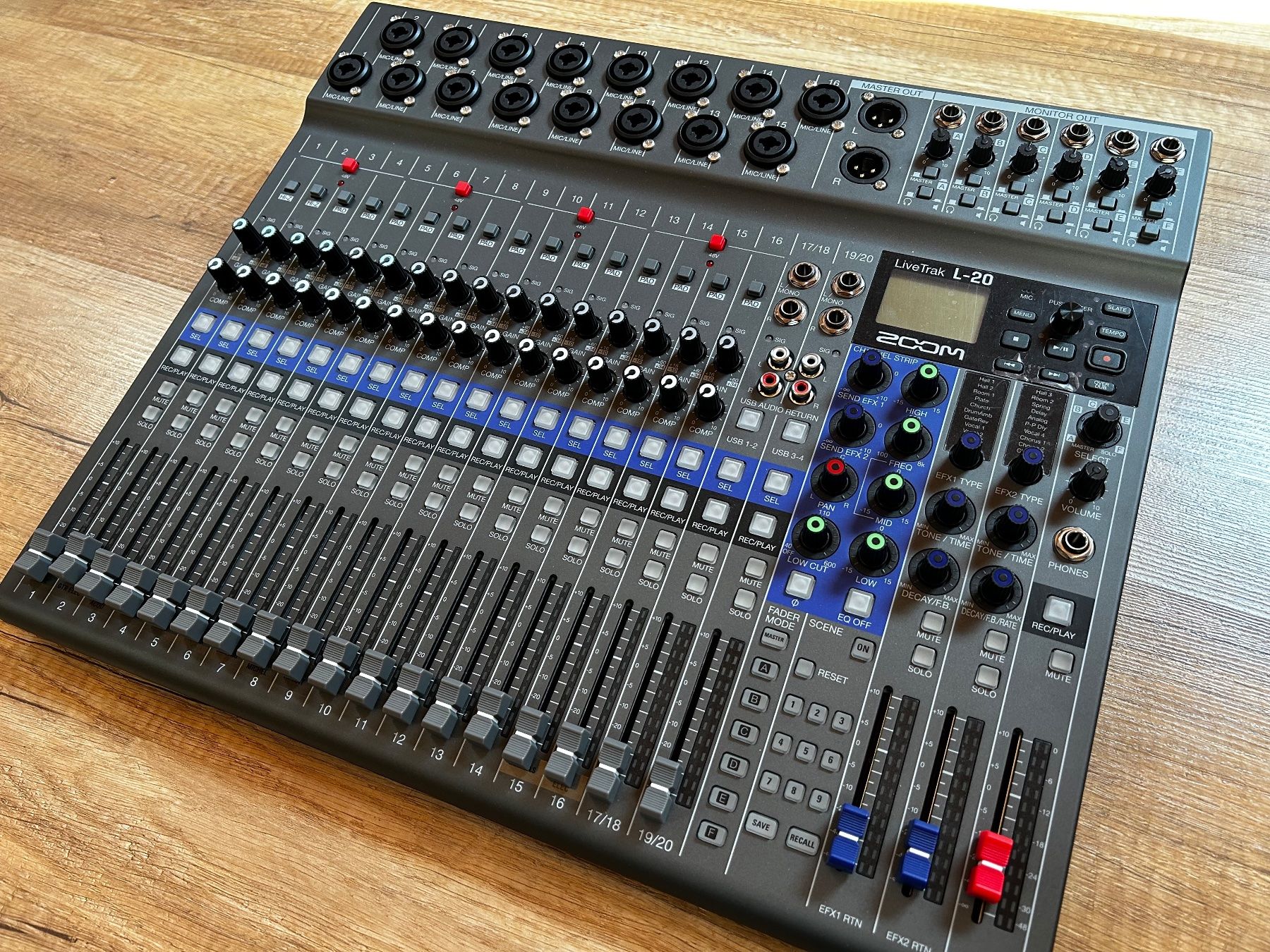 Zoom Console di mixaggio: Zoom LiveTrak L-20 Mixer – Usato da Val-d’Illiez venduto da SG2903