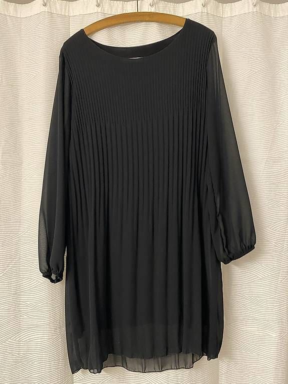 Kleider: Plissee-Kleid schwarz – Neu und originalverpackt aus Bern von nadjaz