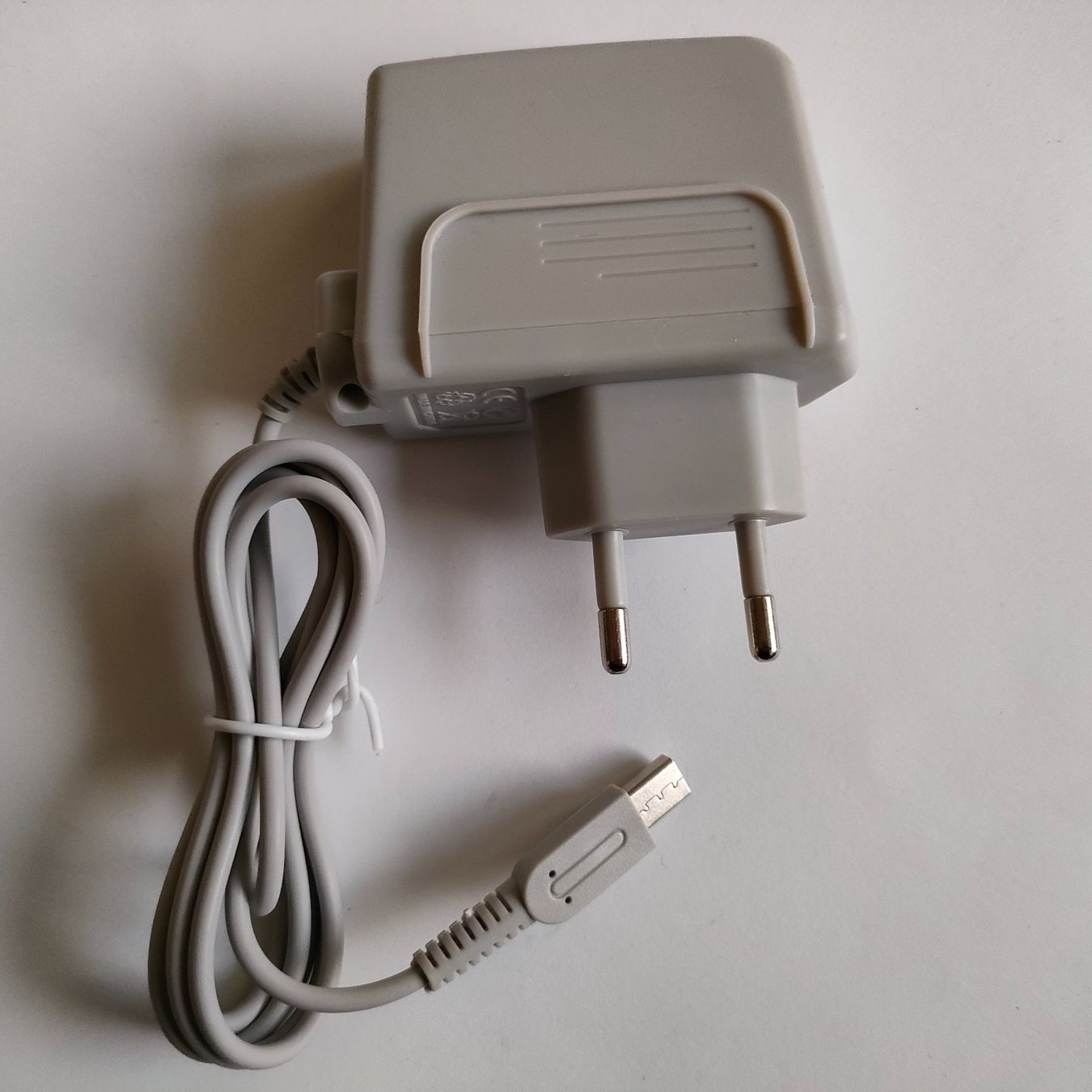 Adattatori & Cavi: Nintendo 3DS & DSi Ladekabel / Netzteil / Ladegerät – Nuovo (secondo la descrizione) da Zürich venduto da Mephisto87
